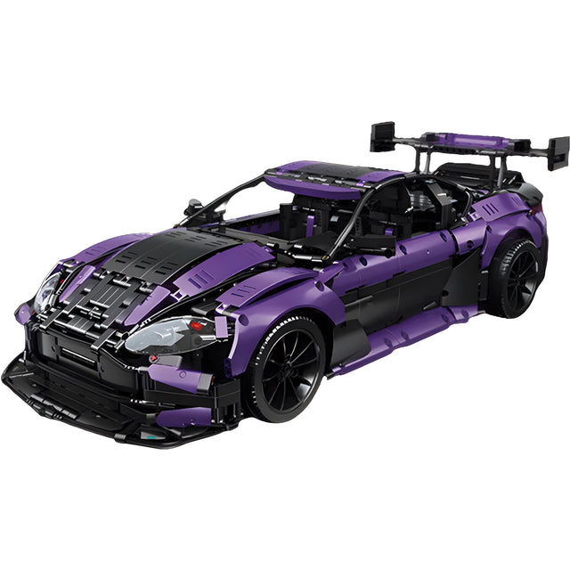 Modelo de coche de carreras GT3 a escala 1:8 en morado y negro, vista tres cuartos delantera sobre fondo blanco
